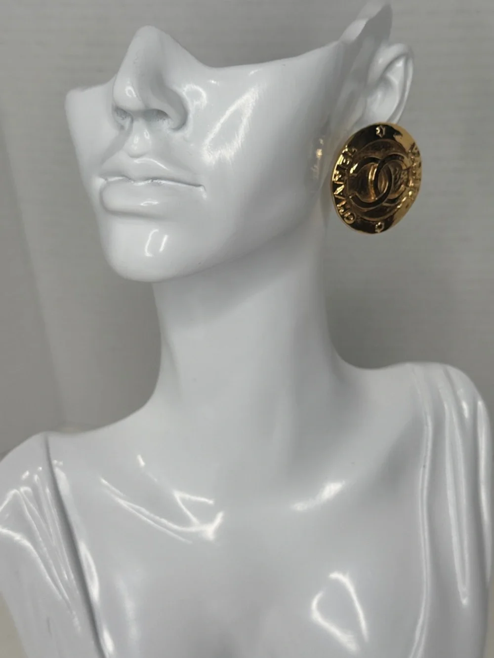 Chanel 1994  CC Logo Clip-On Earrings Gold Tone Round Vintage - Picture 2 of 12